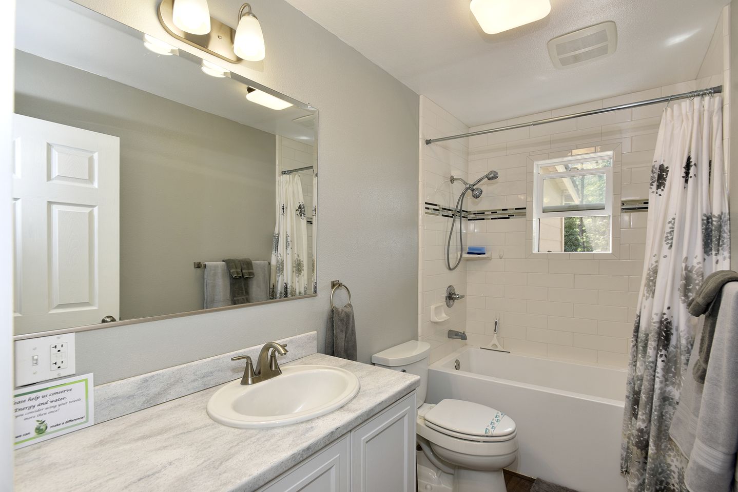 Cozy Mountain Escape with Nature Views and Modern Comfort in Dunsmuir, California