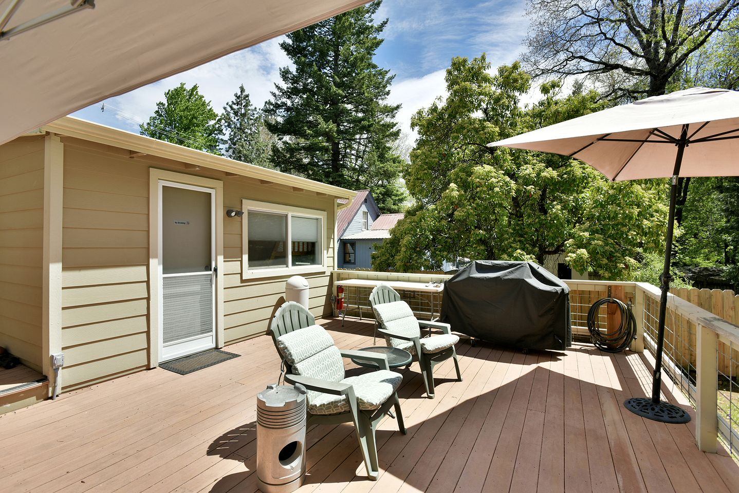 Cozy Mountain Escape with Nature Views and Modern Comfort in Dunsmuir, California