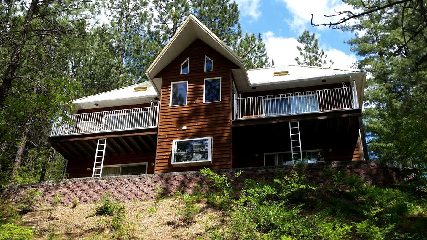 Gorgeous Cabin Rental on 10 Acres in Coeur D'Alene Mountains, Idaho