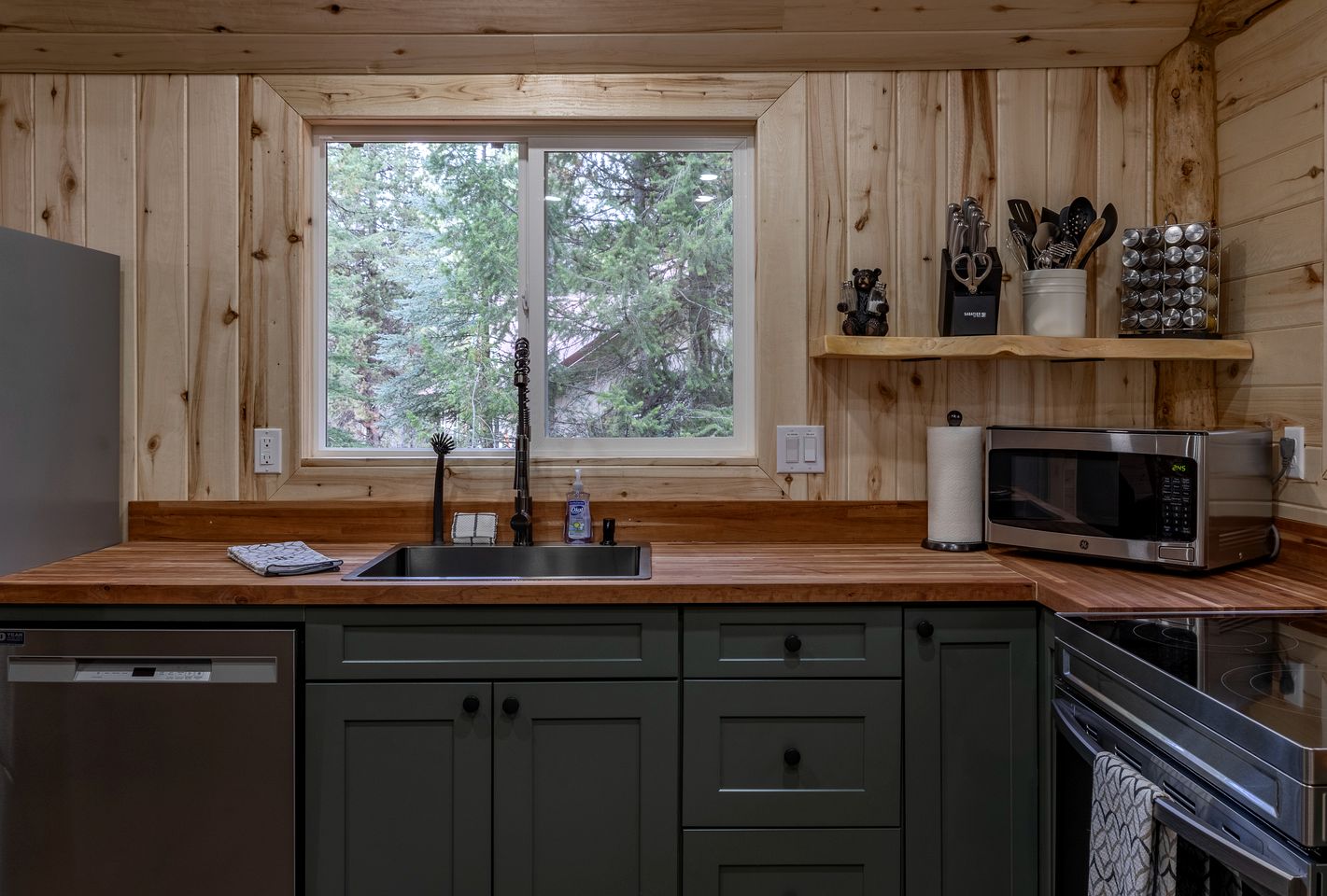 Tranquil Cabin with Amazing Views from the Incredible Deck, the Perfect Base for your Island Park Adventures in Idaho