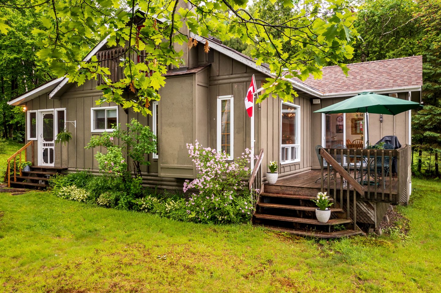 Charming Waterfront Cottage with Private Dock on Peaceful Otter Lake near Huntsville, Ontario