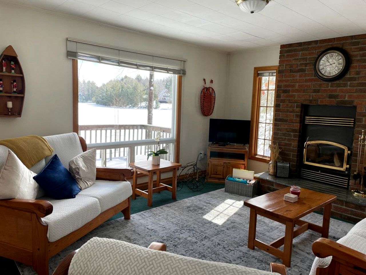 Charming Waterfront Cottage with Private Dock on Peaceful Otter Lake near Huntsville, Ontario