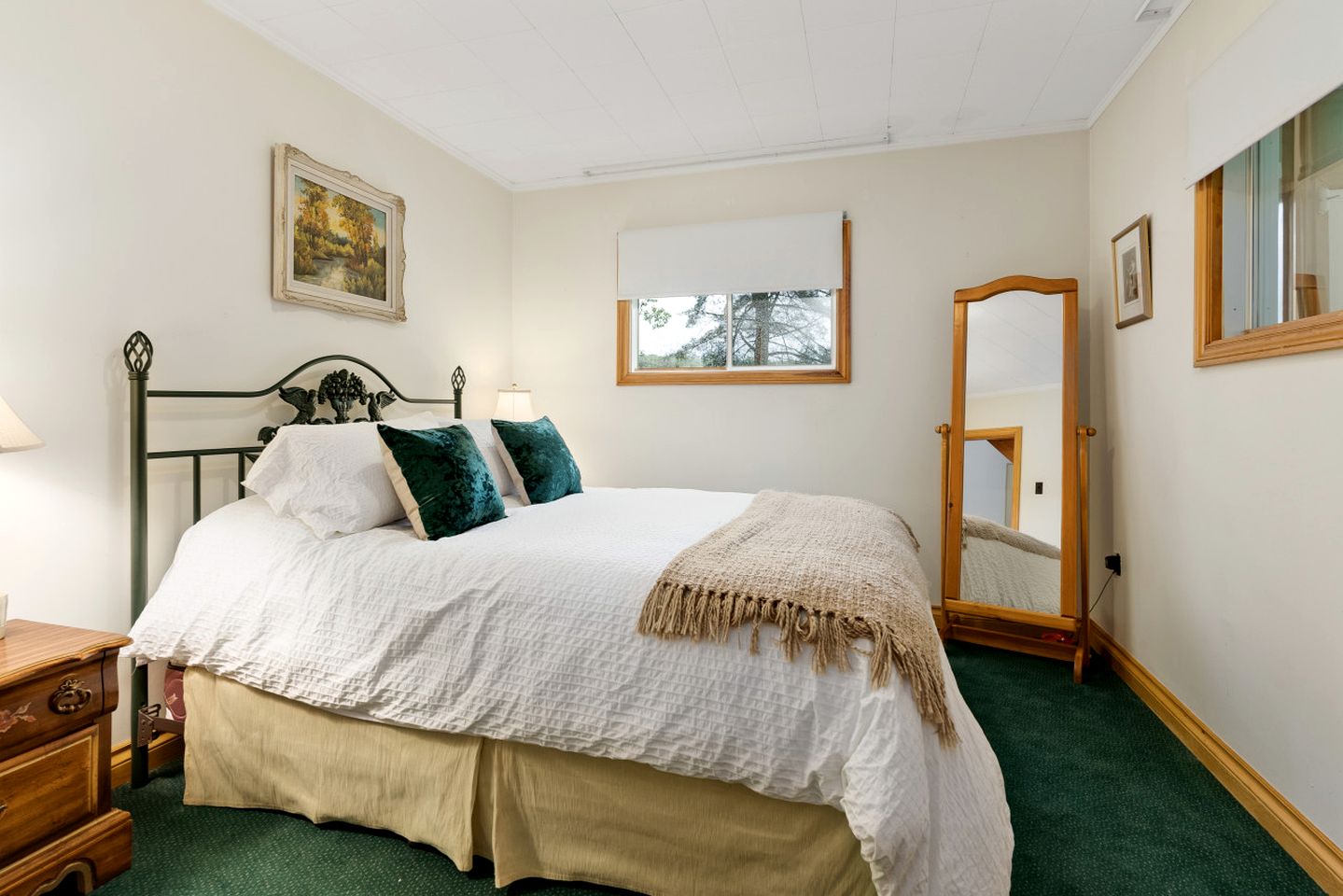 Charming Waterfront Cottage with Private Dock on Peaceful Otter Lake near Huntsville, Ontario