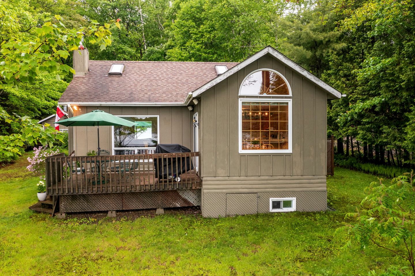 Charming Waterfront Cottage with Private Dock on Peaceful Otter Lake near Huntsville, Ontario