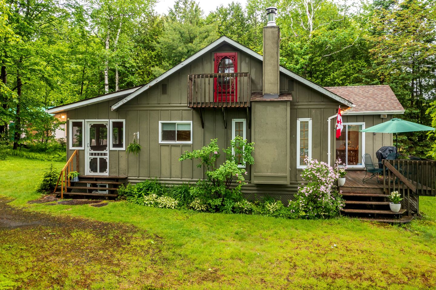 Charming Waterfront Cottage with Private Dock on Peaceful Otter Lake near Huntsville, Ontario