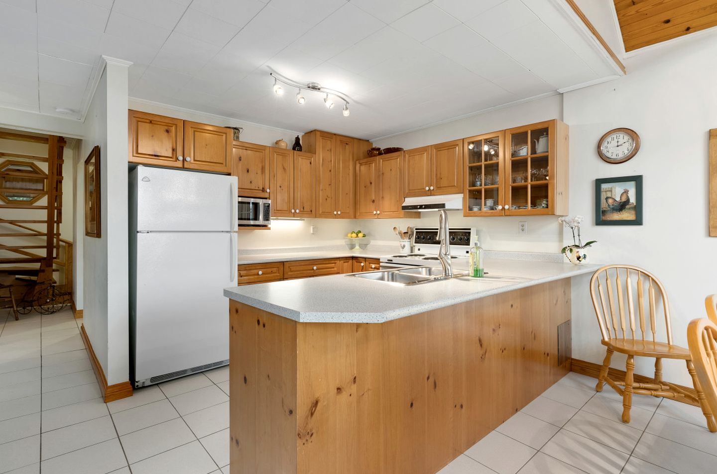 Charming Waterfront Cottage with Private Dock on Peaceful Otter Lake near Huntsville, Ontario