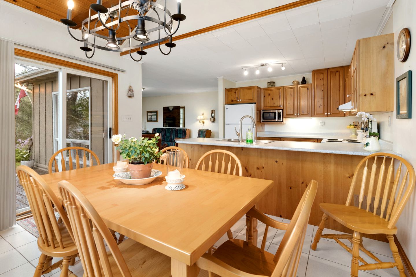 Charming Waterfront Cottage with Private Dock on Peaceful Otter Lake near Huntsville, Ontario