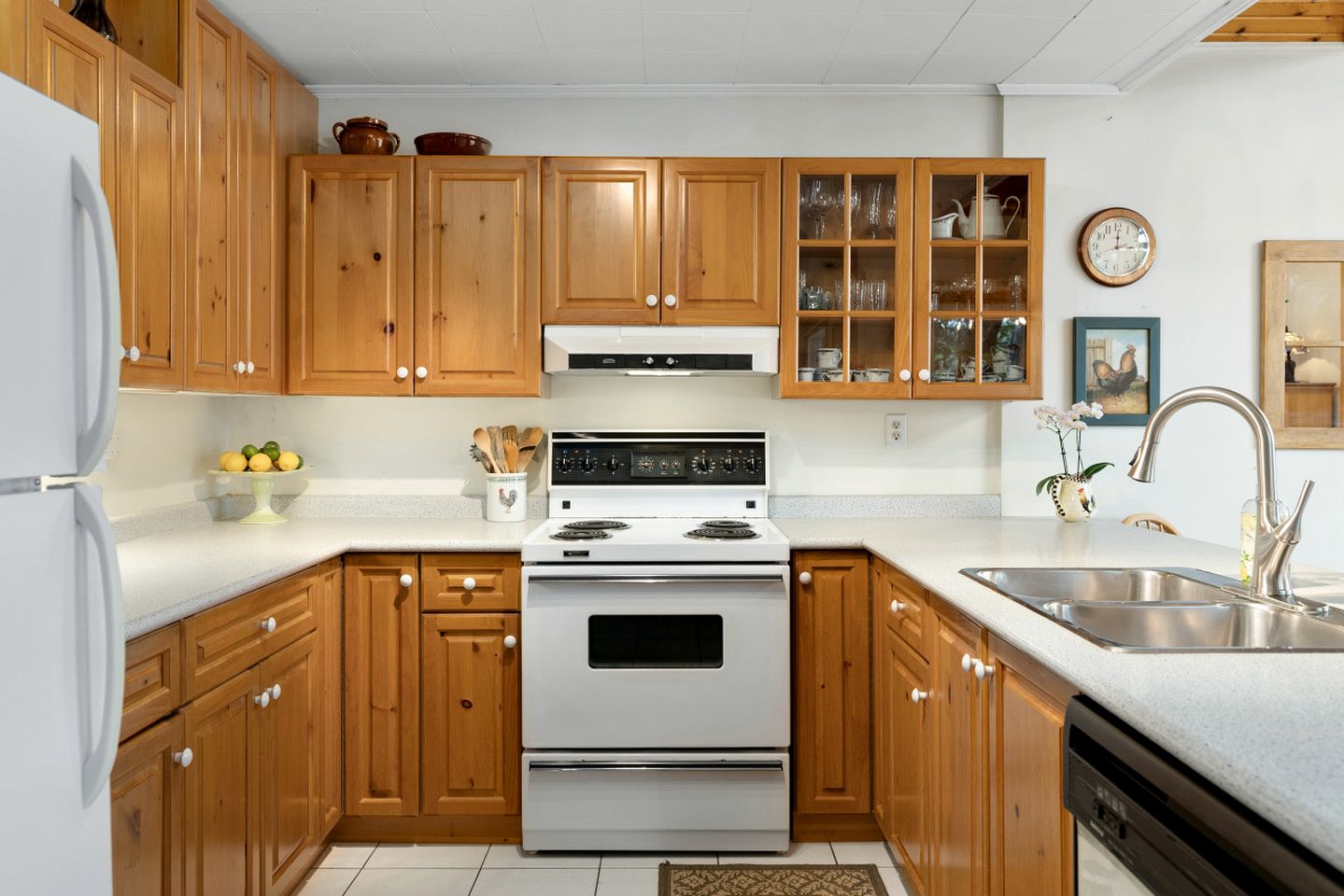 Charming Waterfront Cottage with Private Dock on Peaceful Otter Lake near Huntsville, Ontario