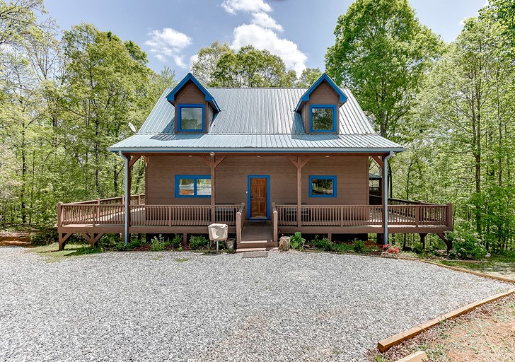 Glamping near Atlanta Georgia in this Luxury Cabin for Family Vacation