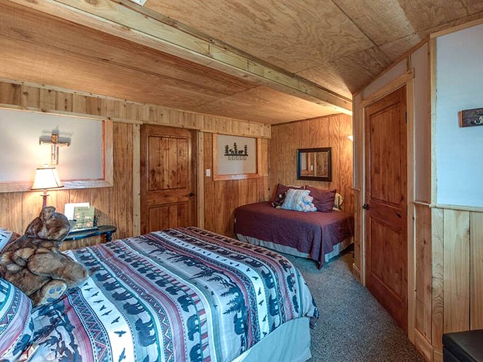 Brilliant Wooden Cabin in Round Top, Texas