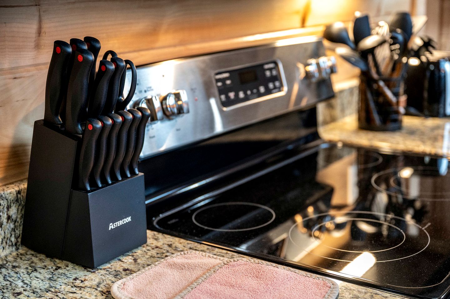 Movie Magic and Mountain Views: Family Cabin in Sevierville with Deck Hot Tub