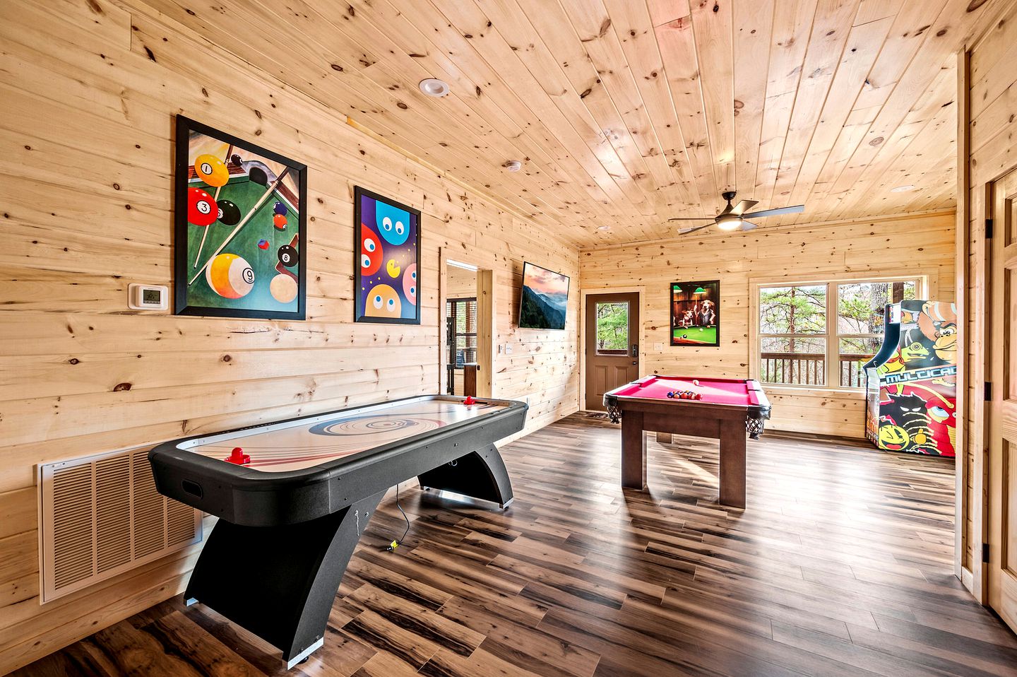 Wonderful Cabin with Pool Table, Games and Hot-tub in Gatlinburg, Tennessee