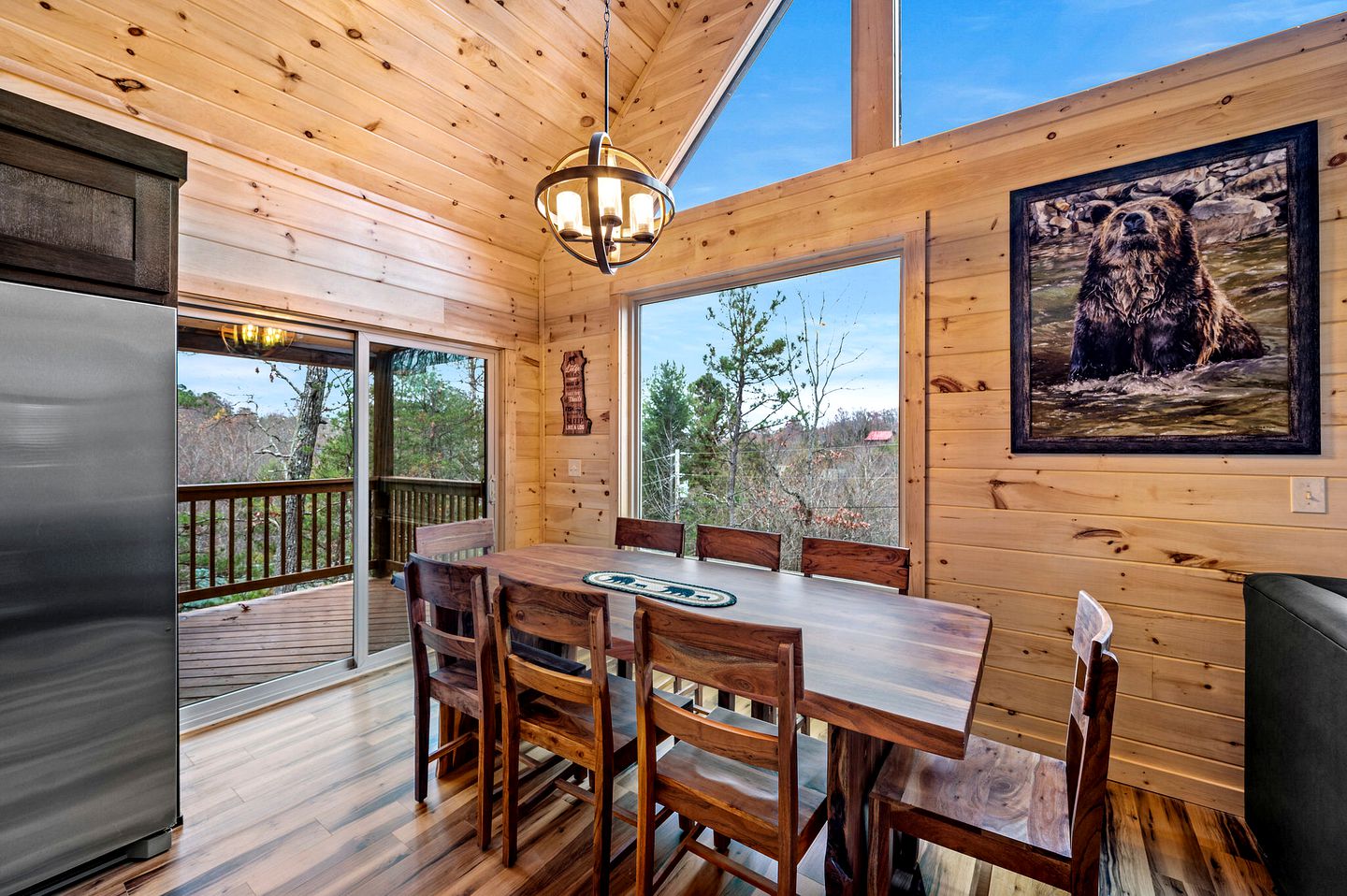 Wonderful Cabin with Pool Table, Games and Hot-tub in Gatlinburg, Tennessee