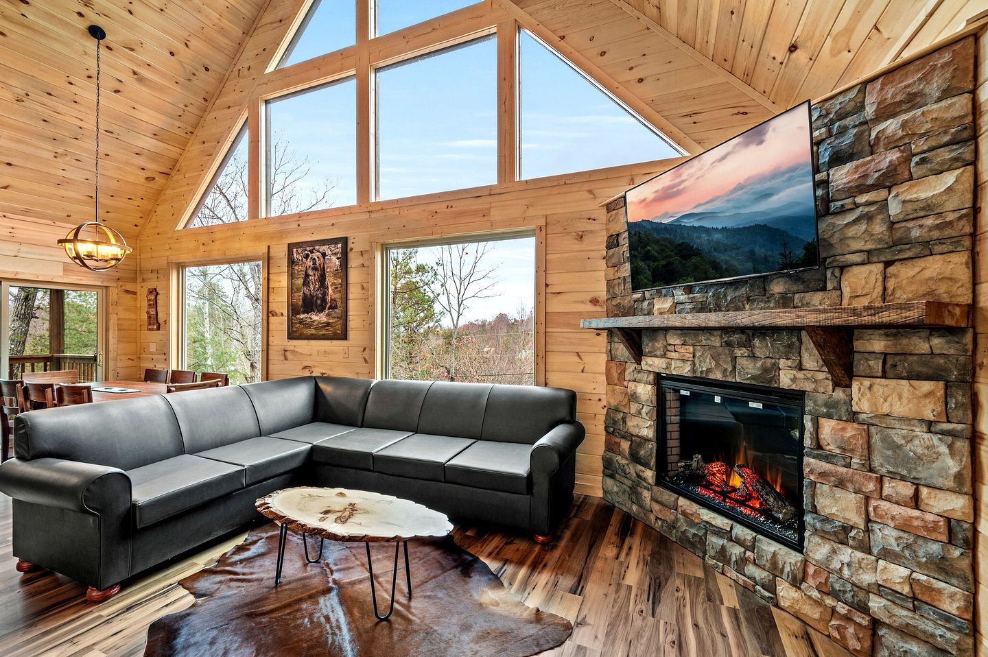 Wonderful Cabin with Pool Table, Games and Hot-tub in Gatlinburg, Tennessee
