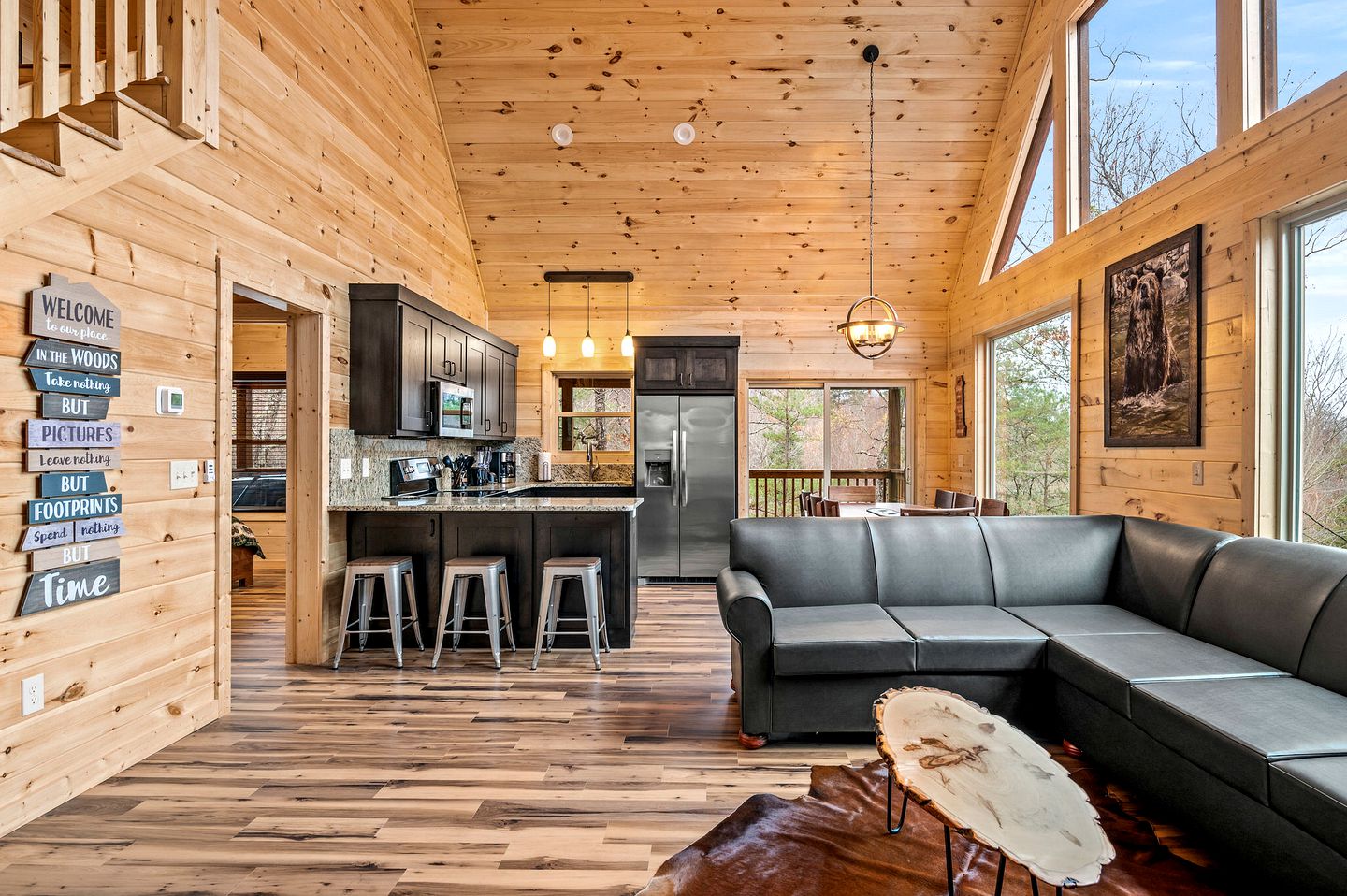 Wonderful Cabin with Pool Table, Games and Hot-tub in Gatlinburg, Tennessee