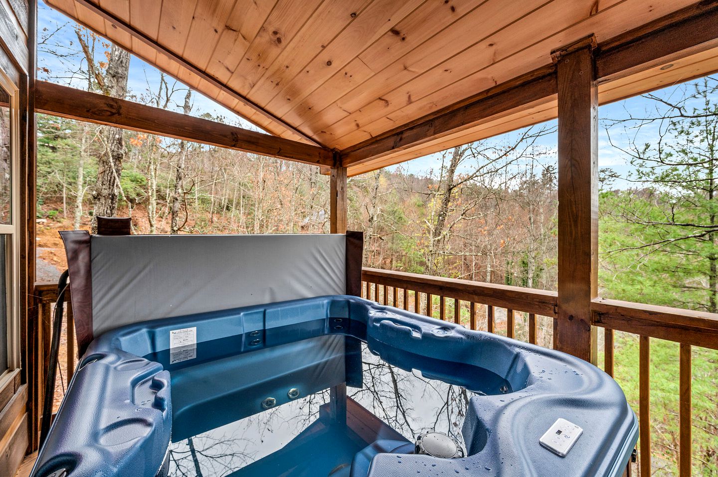 Wonderful Cabin with Pool Table, Games and Hot-tub in Gatlinburg, Tennessee