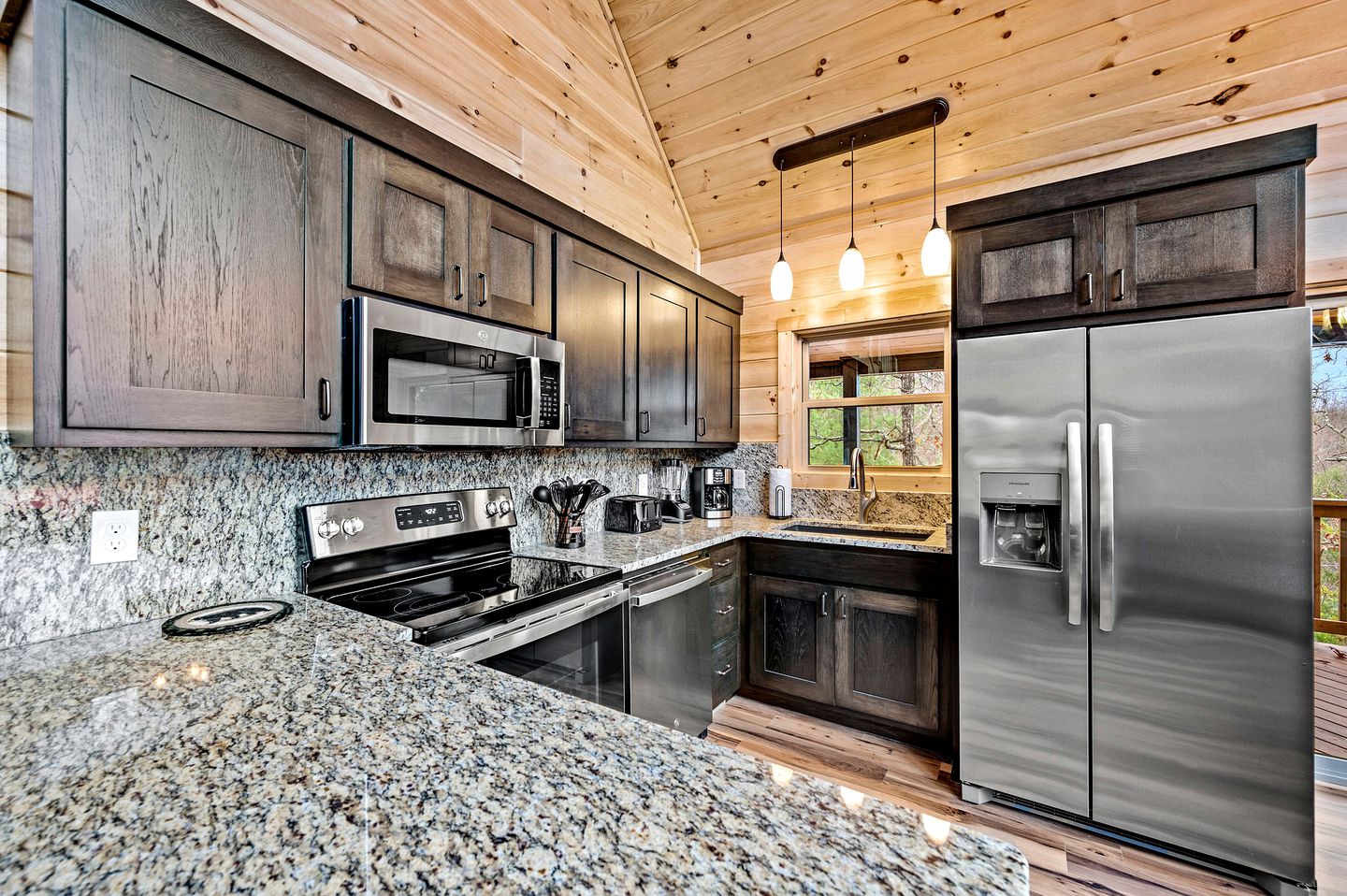 Wonderful Cabin with Pool Table, Games and Hot-tub in Gatlinburg, Tennessee