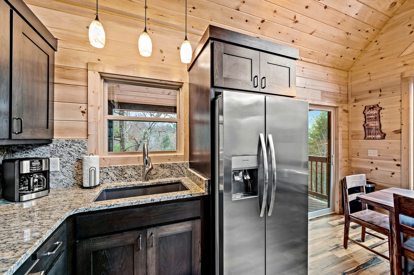 Wonderful Cabin with Pool Table, Games and Hot-tub in Gatlinburg, Tennessee