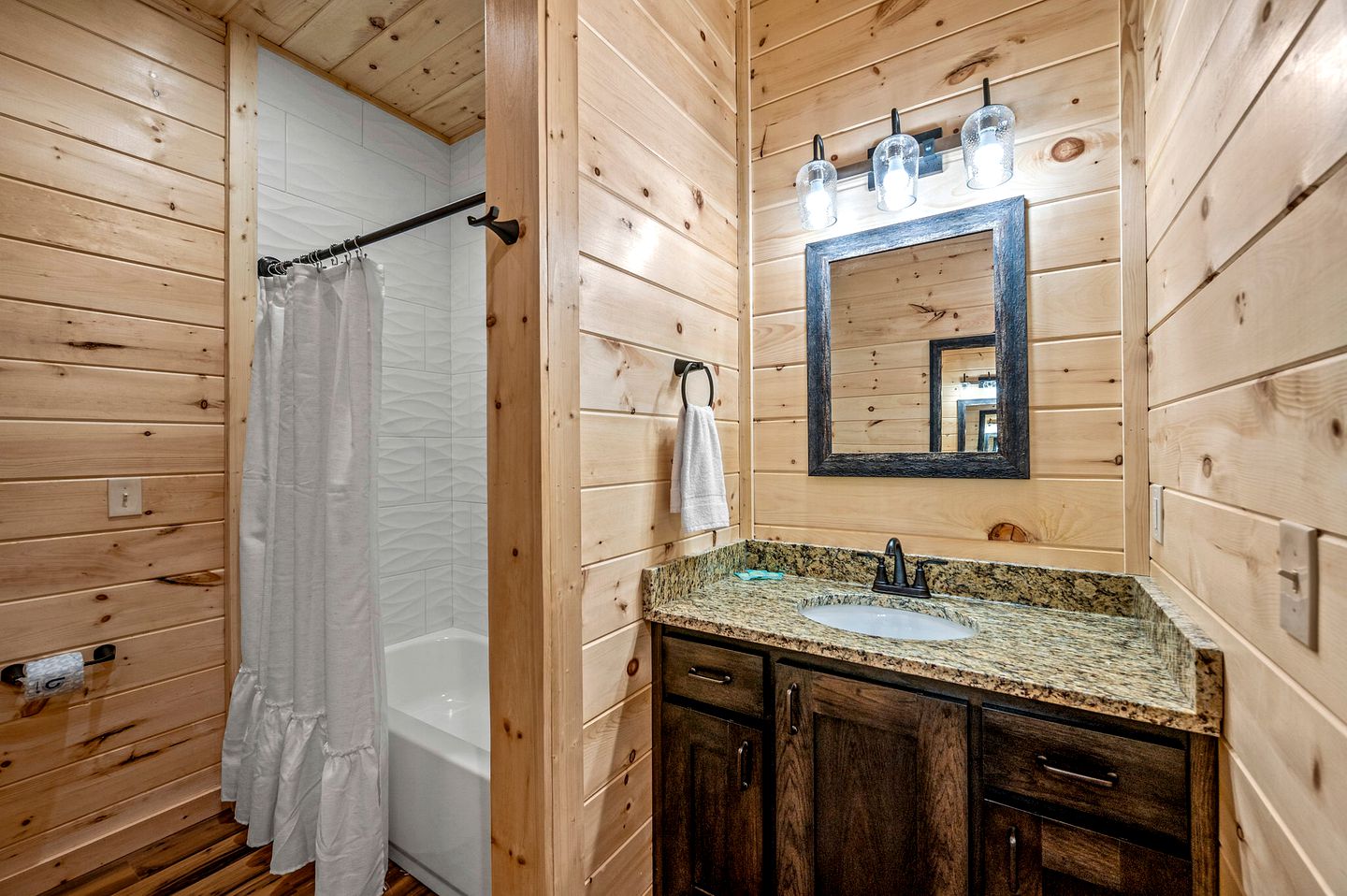 Wonderful Cabin with Pool Table, Games and Hot-tub in Gatlinburg, Tennessee