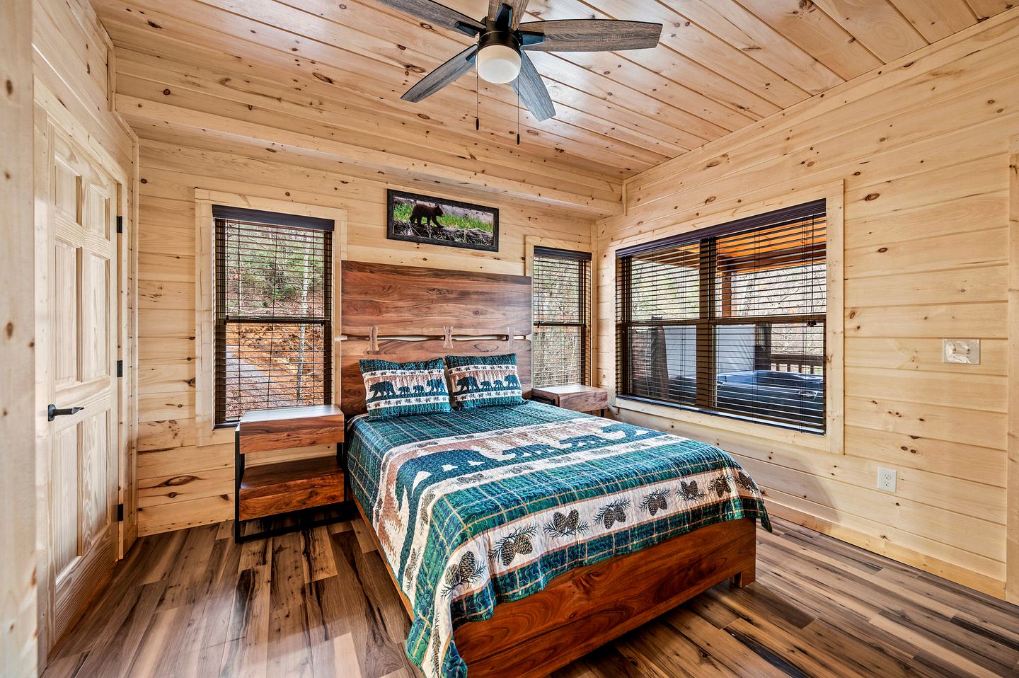 Wonderful Cabin with Pool Table, Games and Hot-tub in Gatlinburg, Tennessee