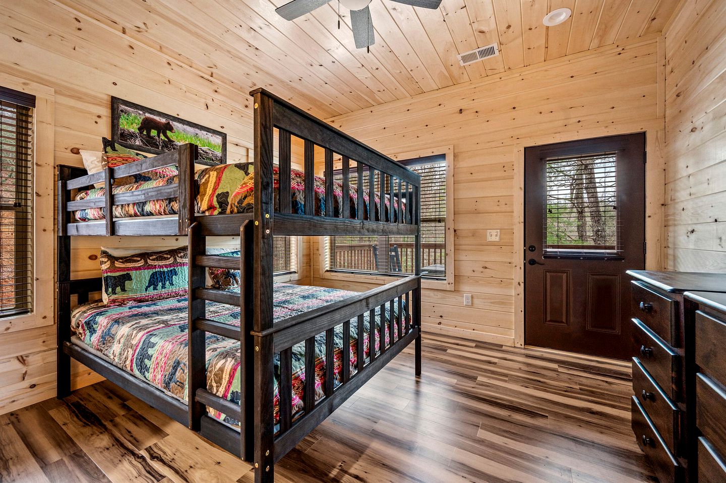 Wonderful Cabin with Pool Table, Games and Hot-tub in Gatlinburg, Tennessee