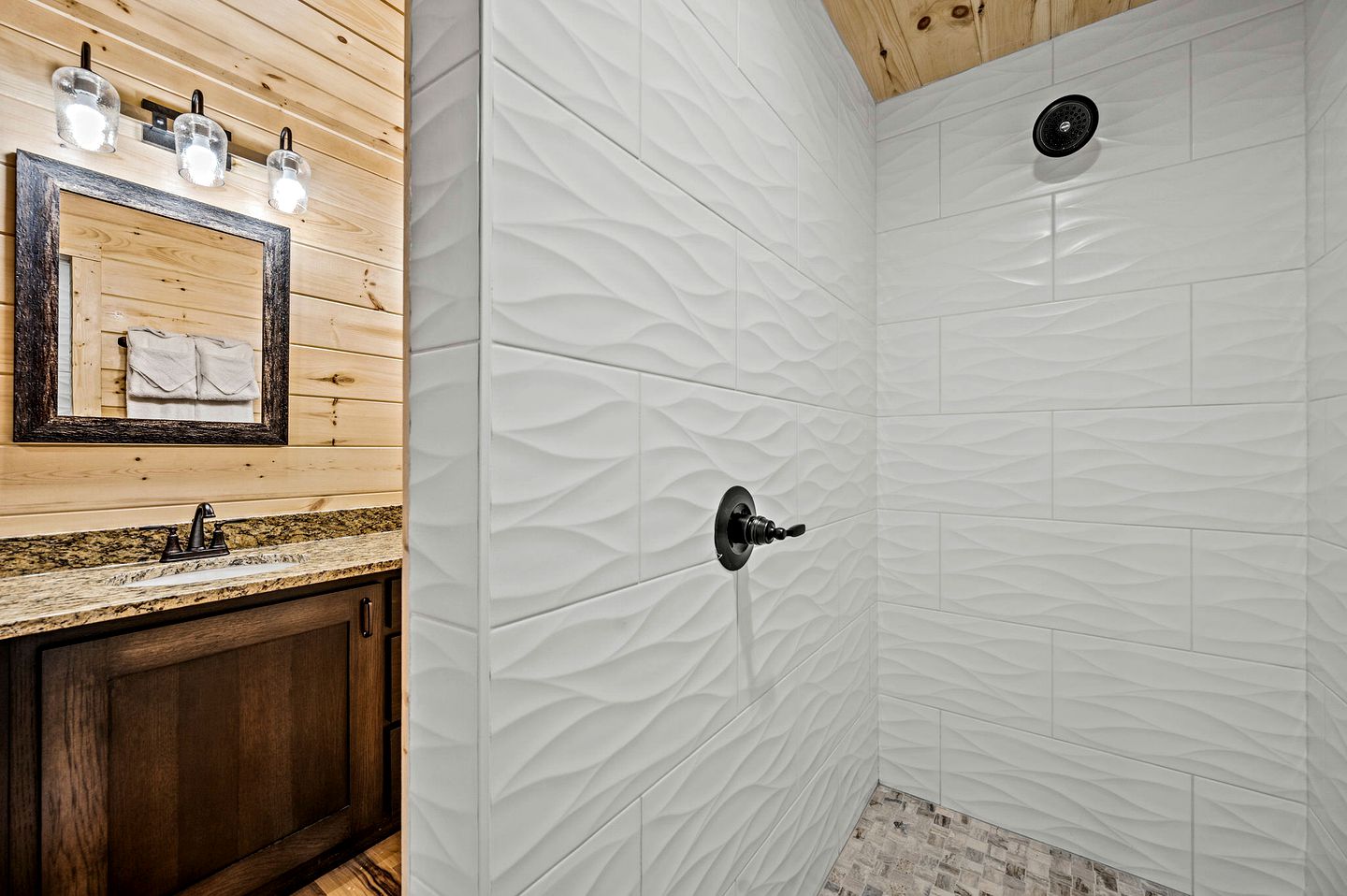 Wonderful Cabin with Pool Table, Games and Hot-tub in Gatlinburg, Tennessee