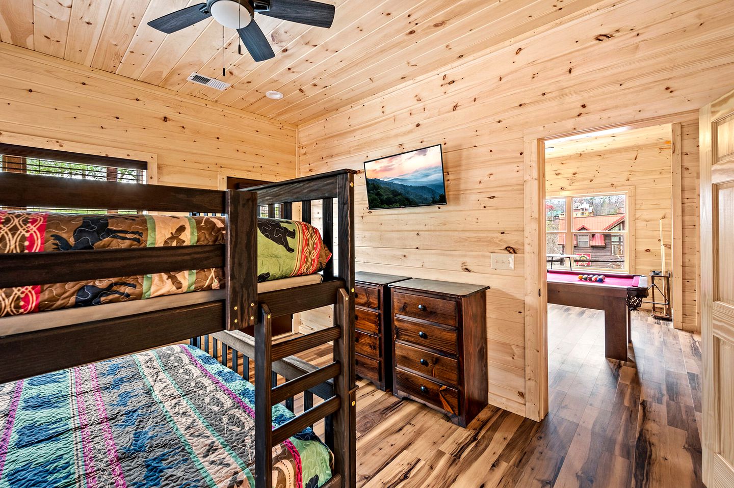 Wonderful Cabin with Pool Table, Games and Hot-tub in Gatlinburg, Tennessee