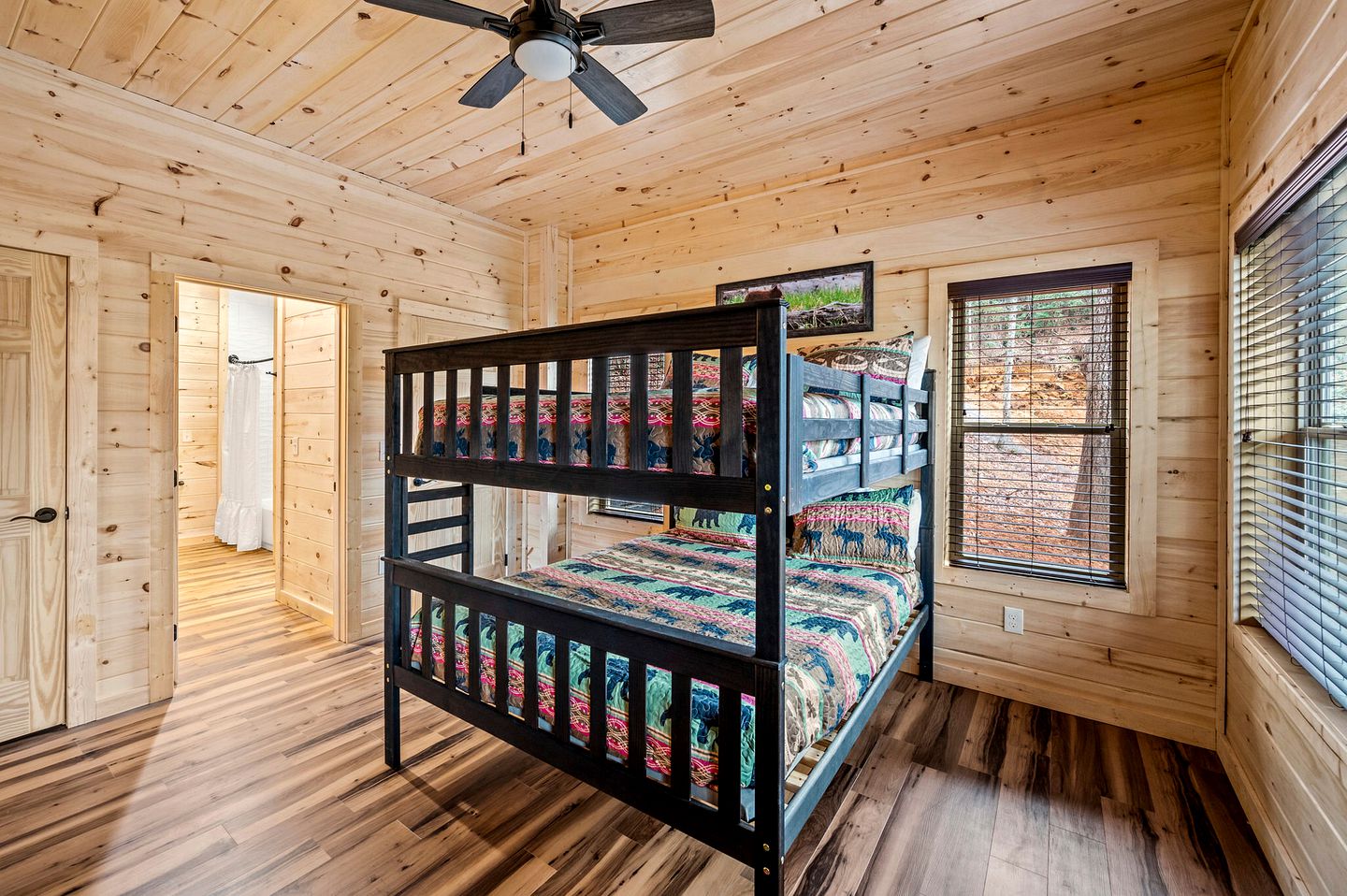 Wonderful Cabin with Pool Table, Games and Hot-tub in Gatlinburg, Tennessee