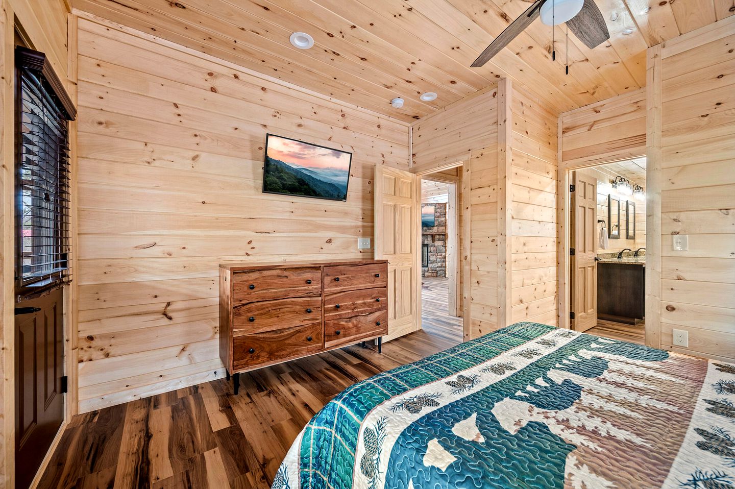 Wonderful Cabin with Pool Table, Games and Hot-tub in Gatlinburg, Tennessee