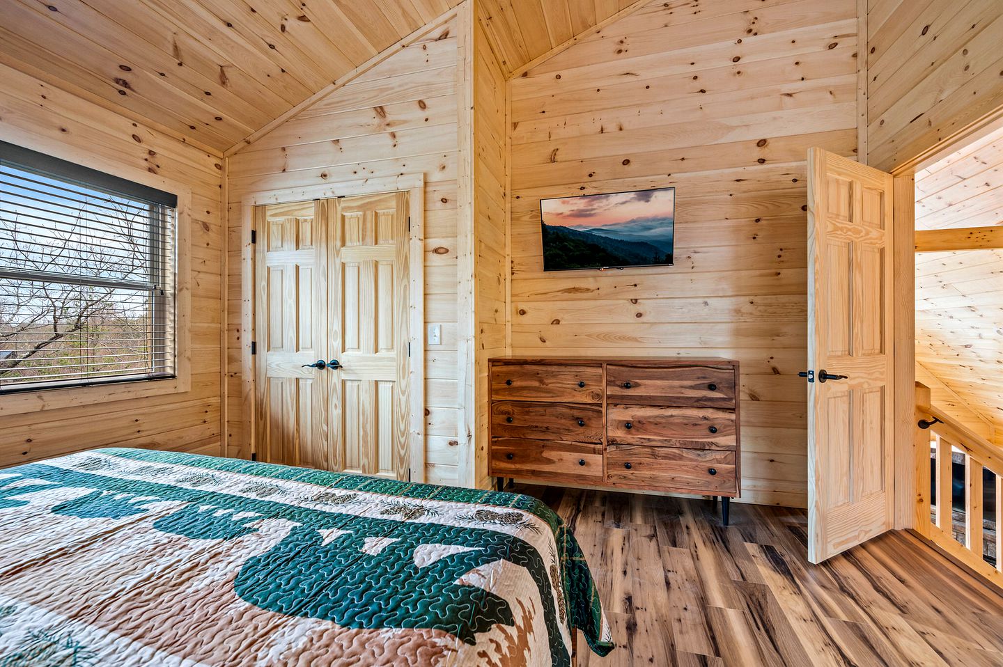 Wonderful Cabin with Pool Table, Games and Hot-tub in Gatlinburg, Tennessee