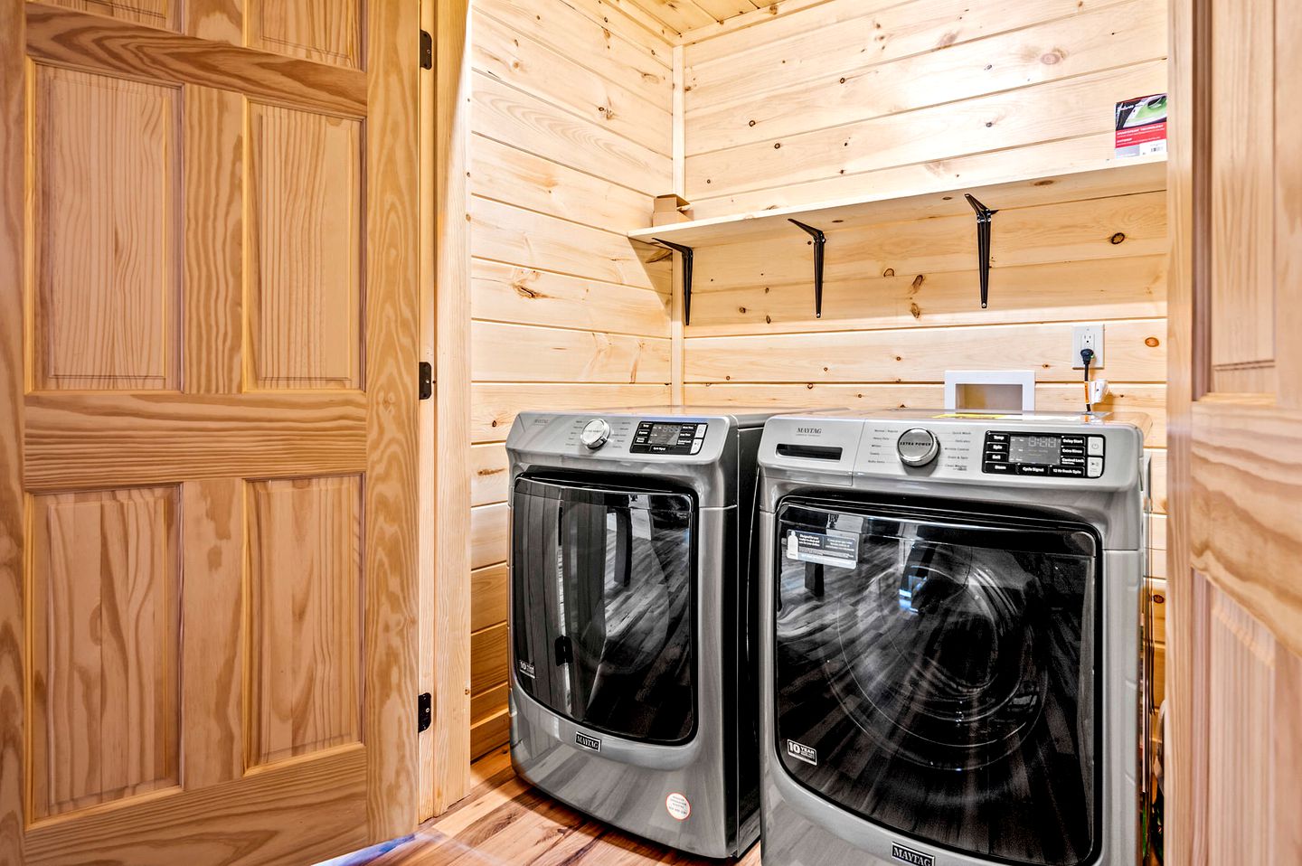 Wonderful Cabin with Pool Table, Games and Hot-tub in Gatlinburg, Tennessee