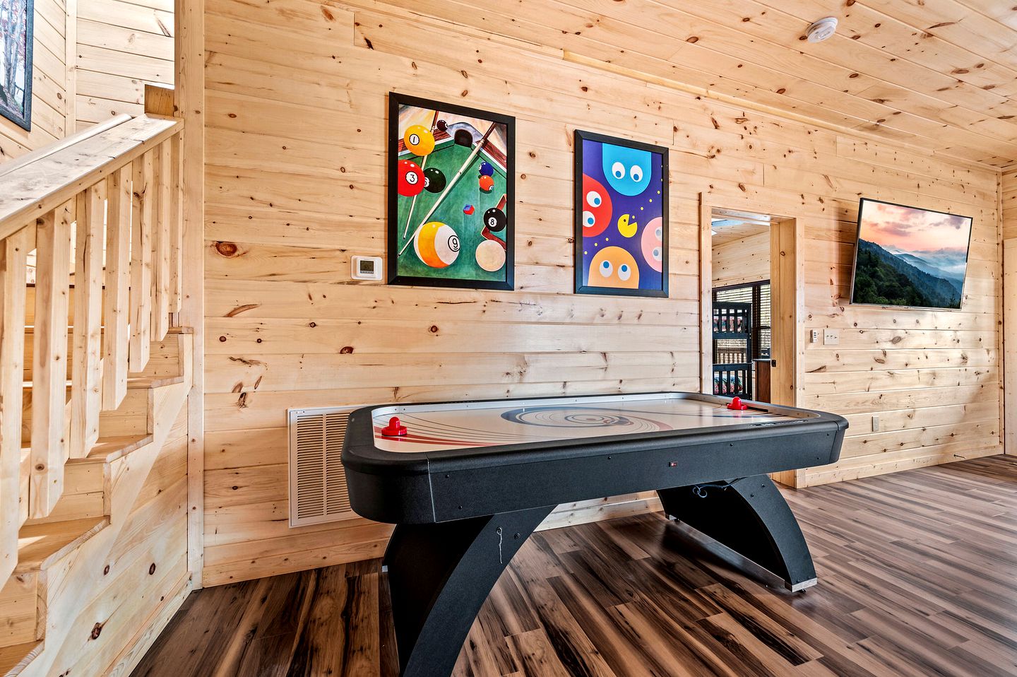 Wonderful Cabin with Pool Table, Games and Hot-tub in Gatlinburg, Tennessee