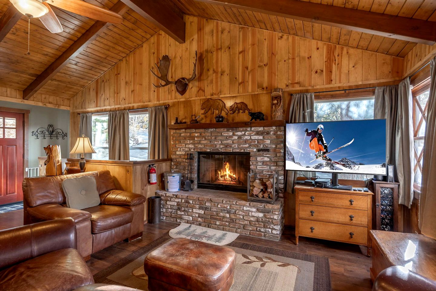 Beautiful Cozy Cabin with Fireplace and Pool Table for a Family Getaway near Big Bear in California