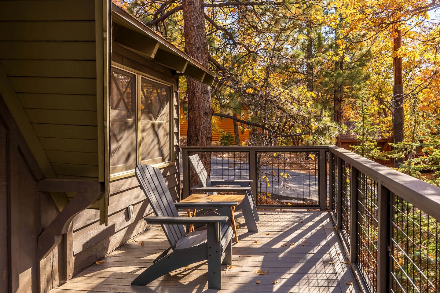 Beautiful Cozy Cabin with Fireplace and Pool Table for a Family Getaway near Big Bear in California