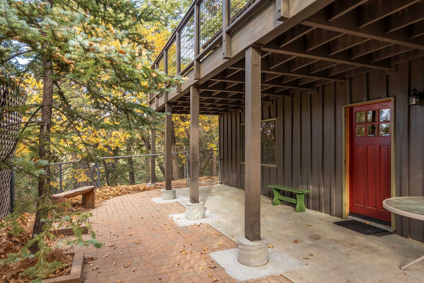 Beautiful Cozy Cabin with Fireplace and Pool Table for a Family Getaway near Big Bear in California