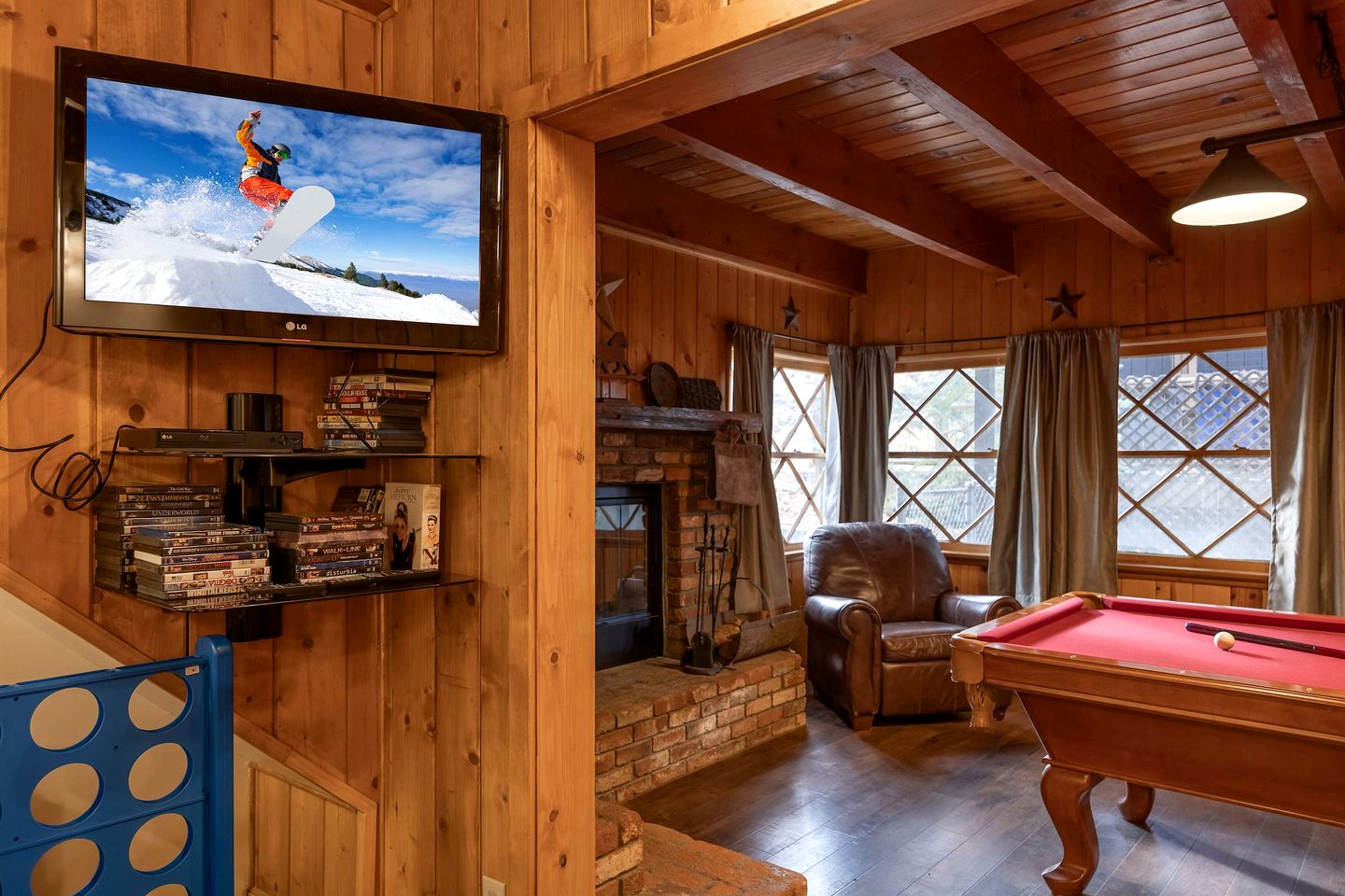 Beautiful Cozy Cabin with Fireplace and Pool Table for a Family Getaway near Big Bear in California