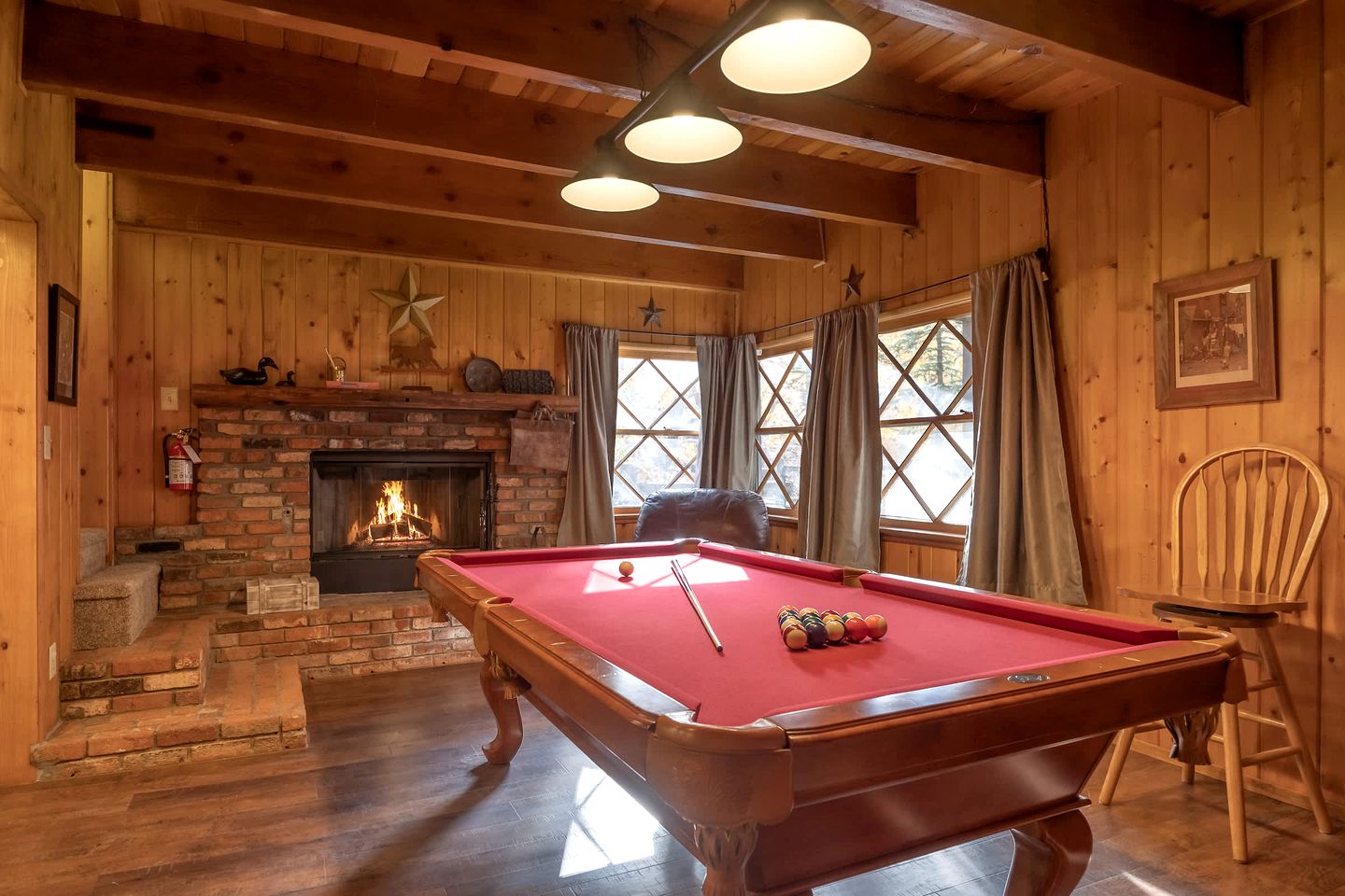 Beautiful Cozy Cabin with Fireplace and Pool Table for a Family Getaway near Big Bear in California