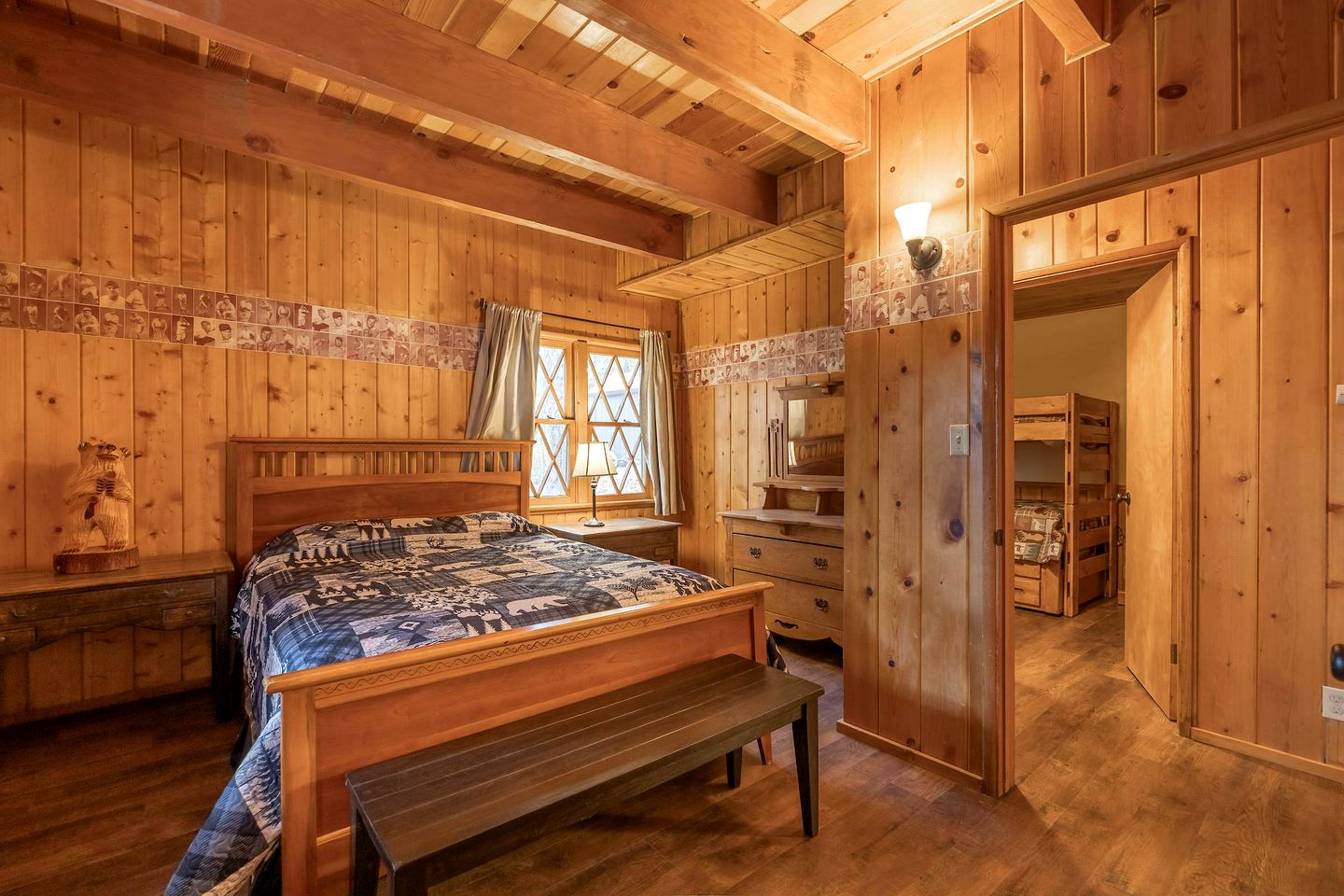 Beautiful Cozy Cabin with Fireplace and Pool Table for a Family Getaway near Big Bear in California