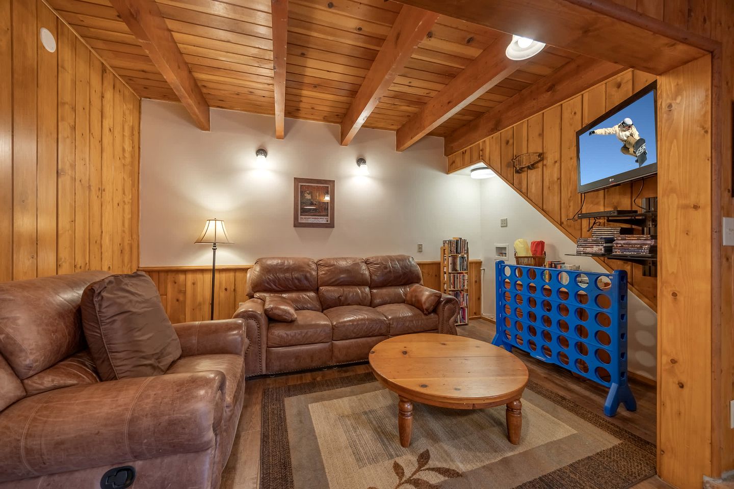 Beautiful Cozy Cabin with Fireplace and Pool Table for a Family Getaway near Big Bear in California