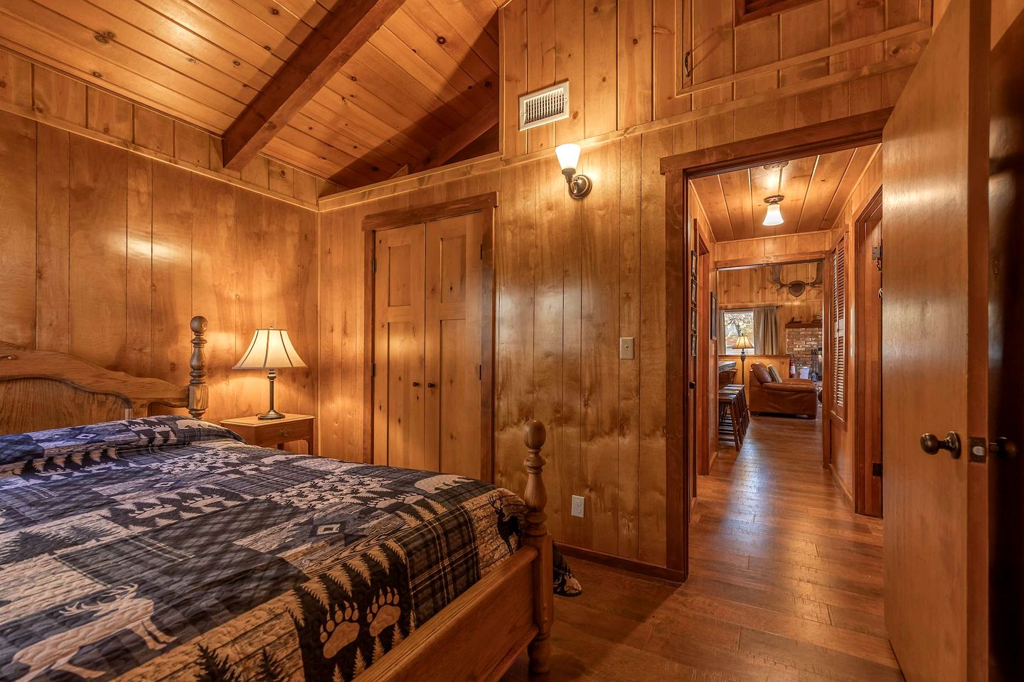 Beautiful Cozy Cabin with Fireplace and Pool Table for a Family Getaway near Big Bear in California