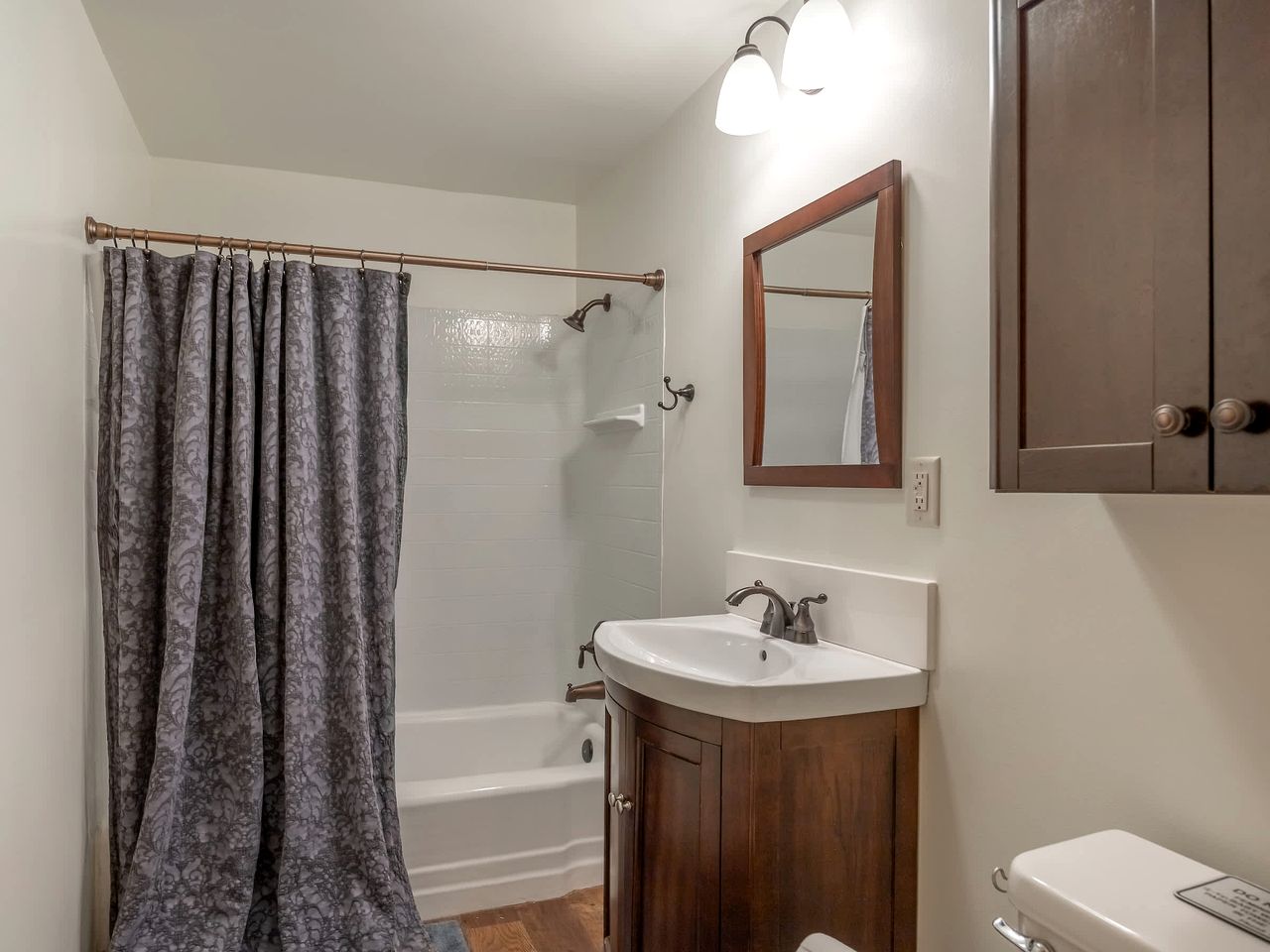 Beautiful Cozy Cabin with Fireplace and Pool Table for a Family Getaway near Big Bear in California