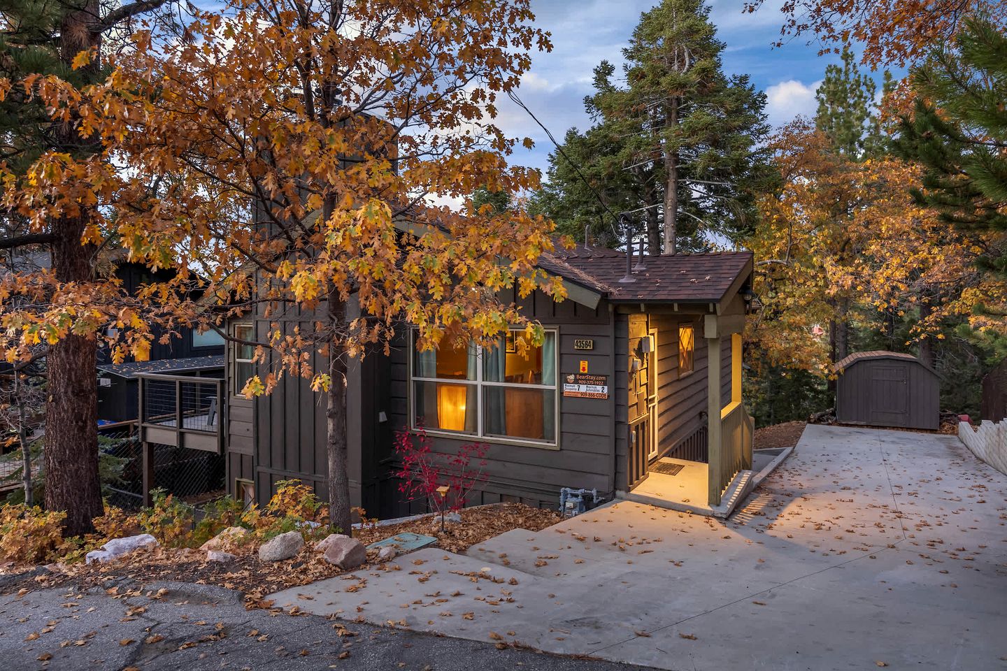 Beautiful Cozy Cabin with Fireplace and Pool Table for a Family Getaway near Big Bear in California