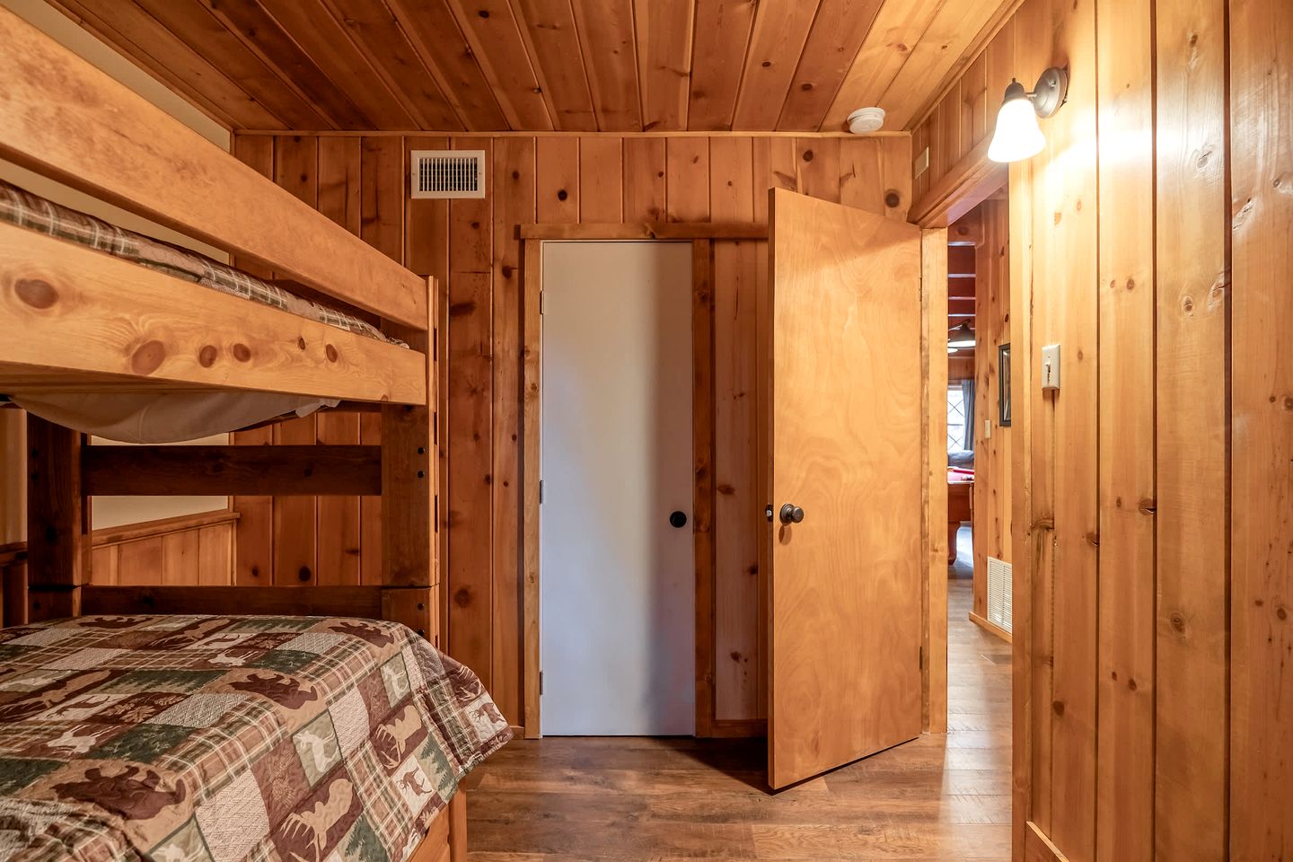 Beautiful Cozy Cabin with Fireplace and Pool Table for a Family Getaway near Big Bear in California