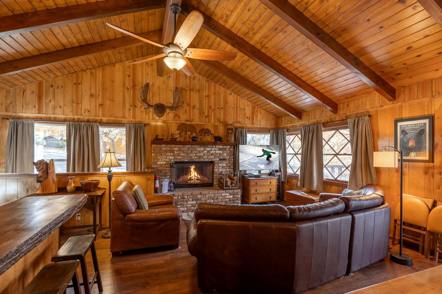 Beautiful Cozy Cabin with Fireplace and Pool Table for a Family Getaway near Big Bear in California