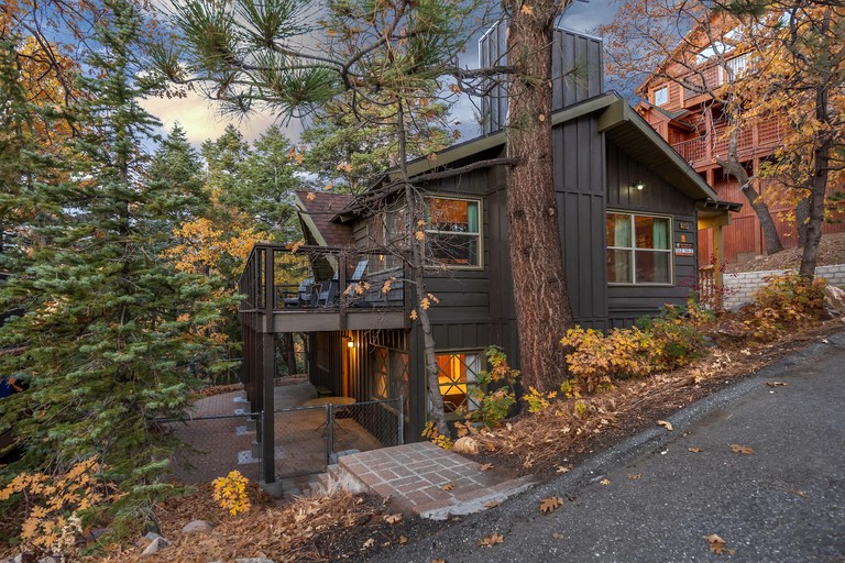 Beautiful Cozy Cabin with Fireplace and Pool Table for a Family Getaway near Big Bear in California