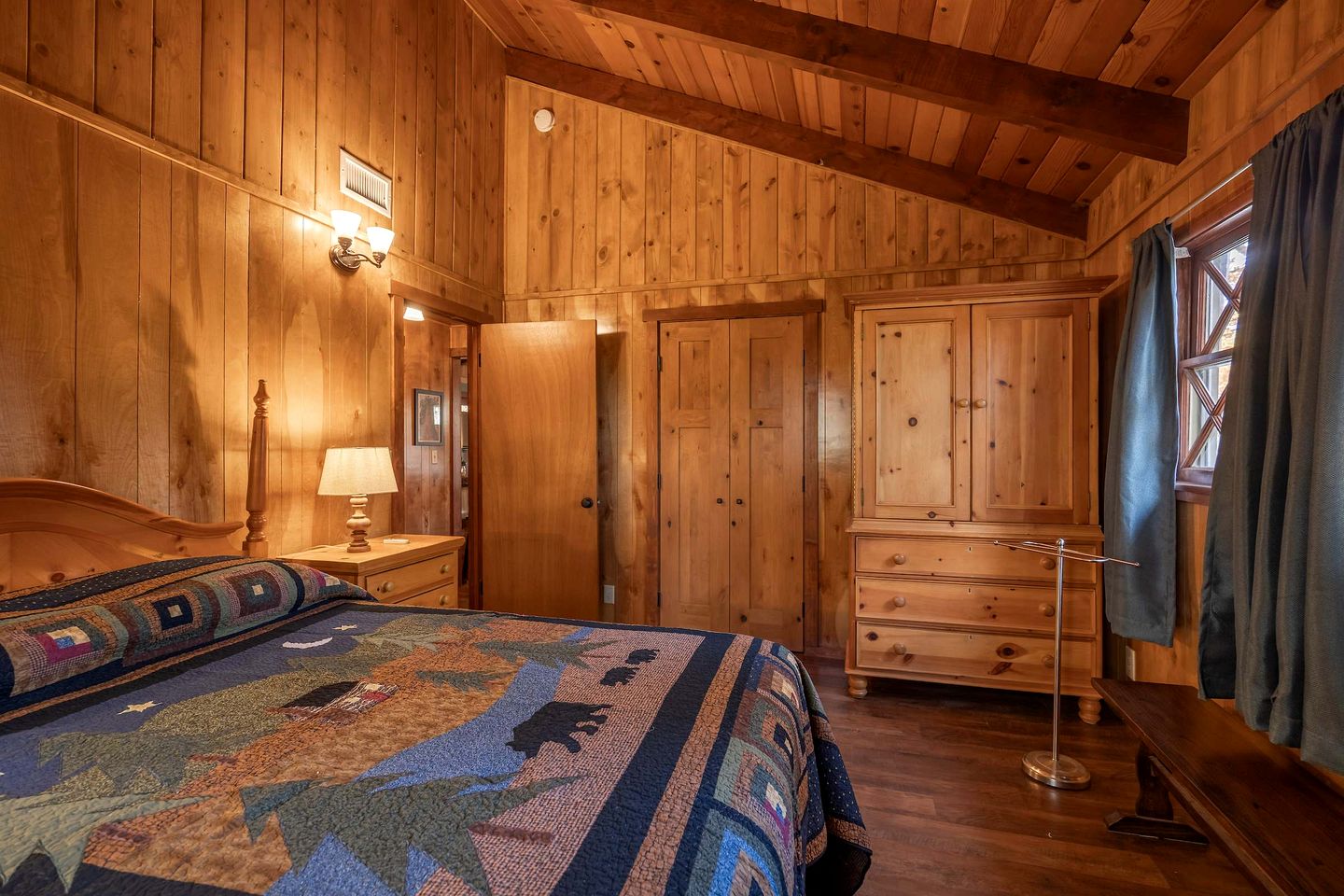 Beautiful Cozy Cabin with Fireplace and Pool Table for a Family Getaway near Big Bear in California