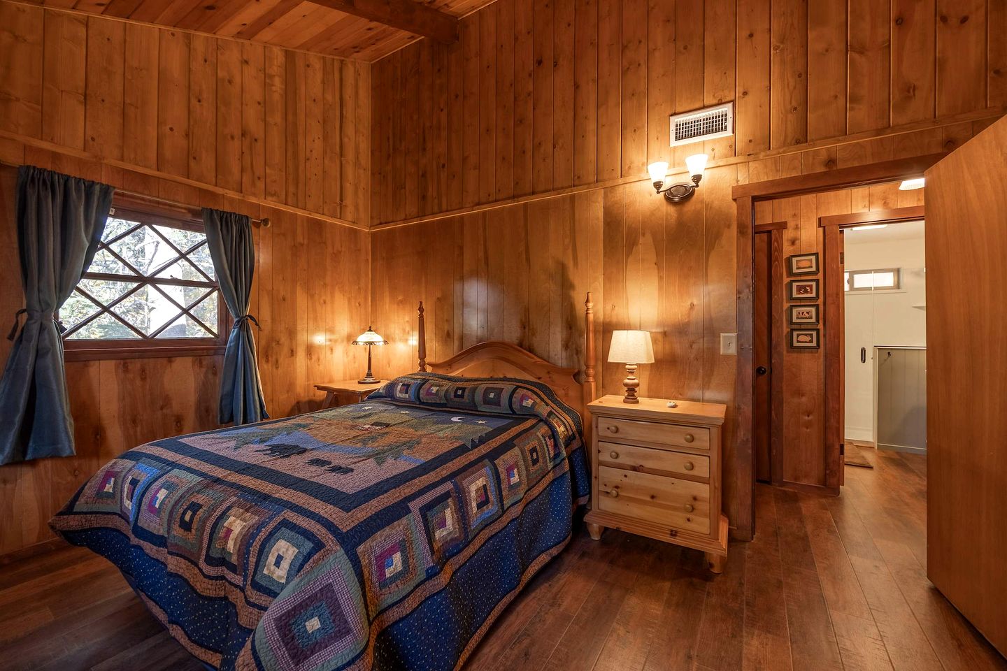 Beautiful Cozy Cabin with Fireplace and Pool Table for a Family Getaway near Big Bear in California