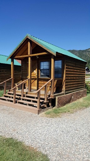 Wooden Cabin Ideal to Create New Family Memories in Montana