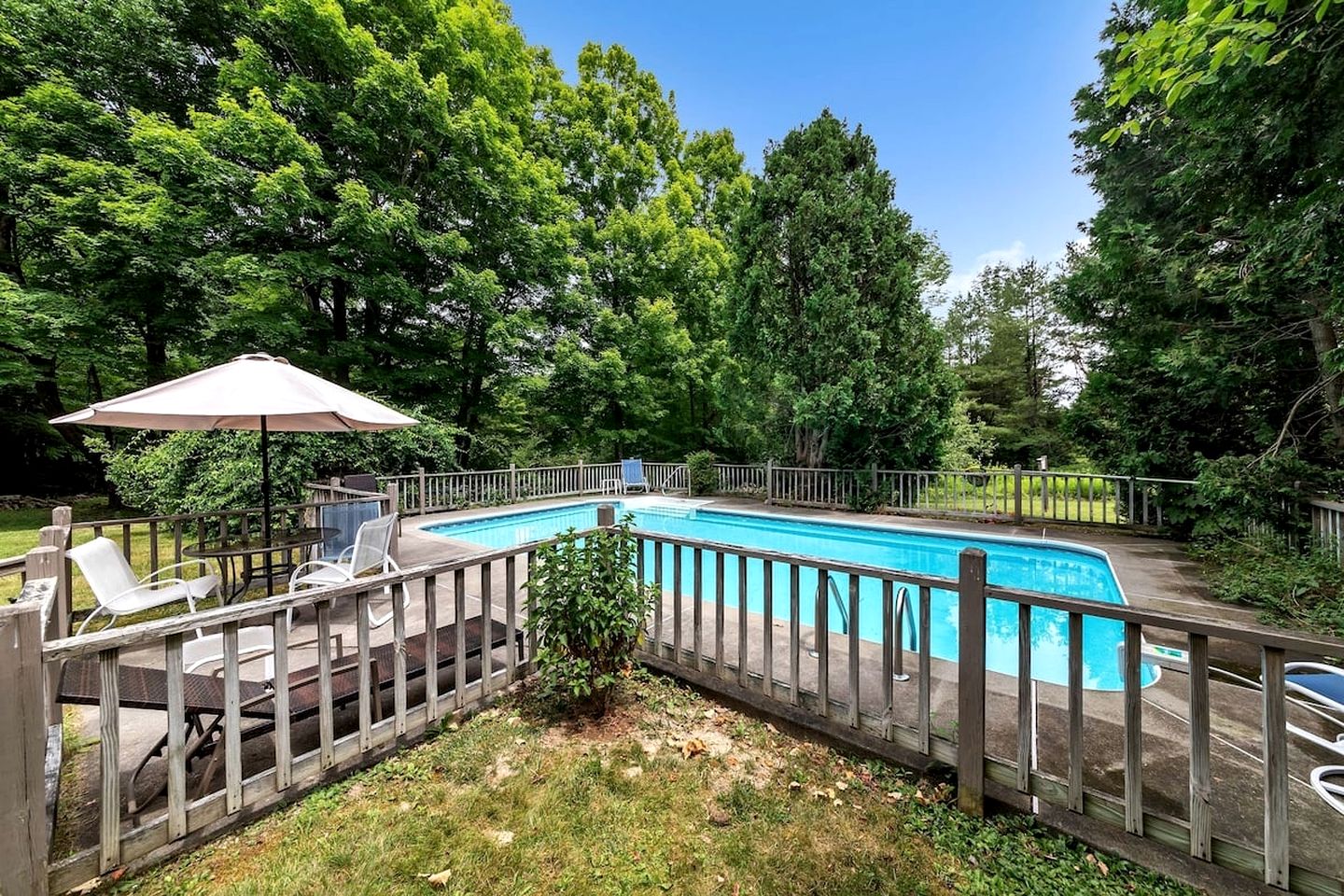 Awesome Cottage with Fireplace and Swimming Pool in Sunderland, Vermont