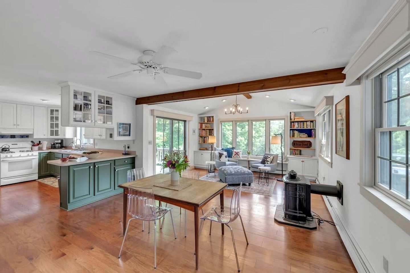Awesome Cottage with Fireplace and Swimming Pool in Sunderland, Vermont